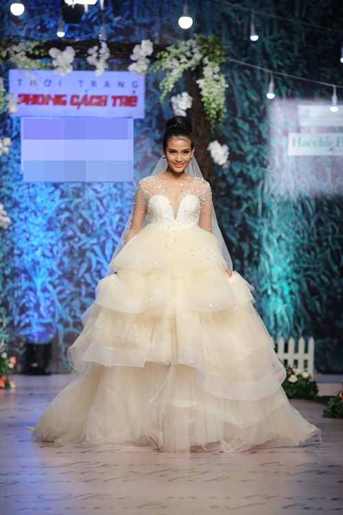 Trương Thị May diện váy cưới phủ pha lê 1.300USD - 2