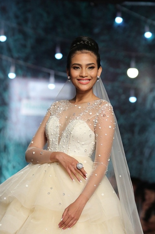 Trương Thị May diện váy cưới phủ pha lê 1.300USD - 3