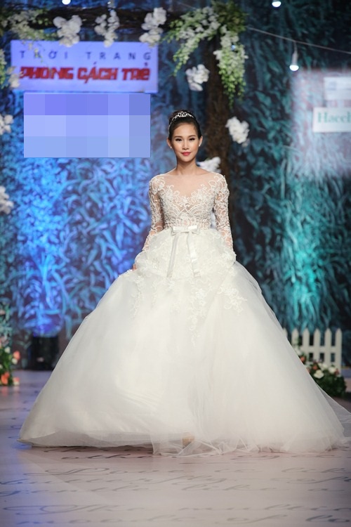 Trương Thị May diện váy cưới phủ pha lê 1.300USD - 6