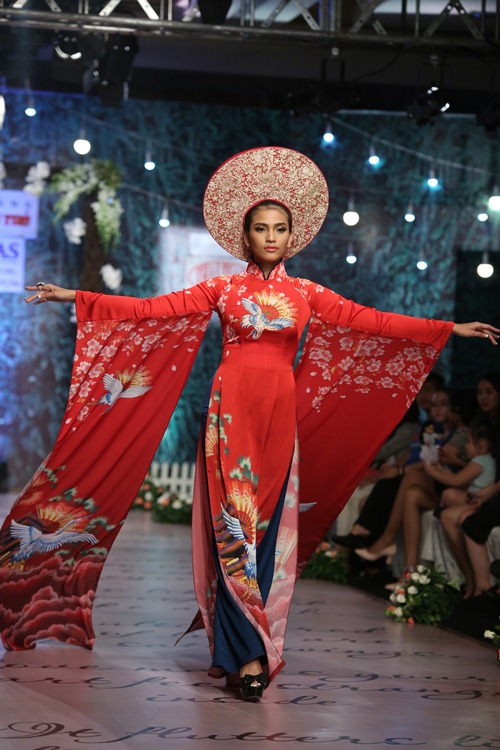 Trương Thị May diện váy cưới phủ pha lê 1.300USD - 2