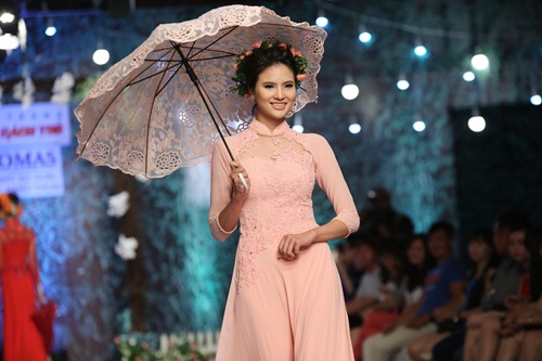 Trương Thị May diện váy cưới phủ pha lê 1.300USD - 5