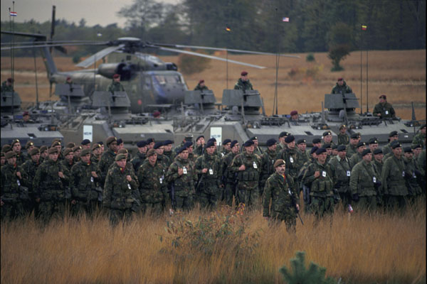 NATO xem xét gửi 4.000 quân áp sát biên giới Nga - 1