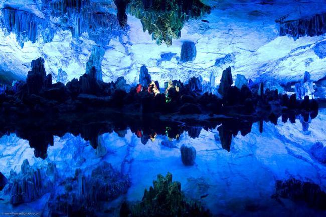 Có cách đây hơn 1.200 năm tuổi, hang Reed Flute ở Quế Lâm, Trung Quốc là điểm du lịch rất hút khách. Đây là hệ thống hang động núi đá vôi tự nhiên với vô số thạch nhũ hình thù kỳ lạ kết hợp với nghệ thuật ánh sáng khiến Reed Flute lung linh, huyền ảo như thiên đường dưới lòng đất.