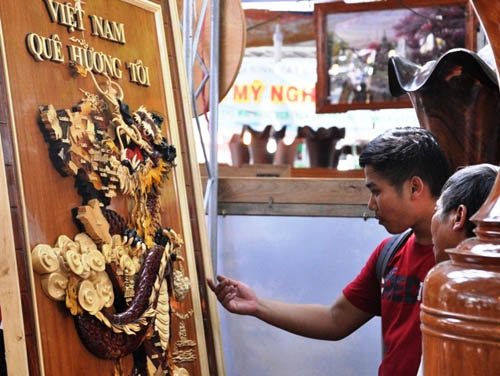 Ngắm bản đồ Việt Nam được trang trí bằng 70 loại gỗ - 12