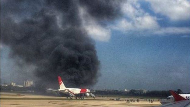 Mỹ: Máy bay chở 101 người bốc cháy trên đường băng - 1