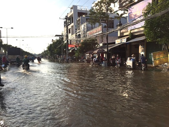 Trời không mưa, nhiều nơi ở Cần Thơ vẫn ngập nước - 1