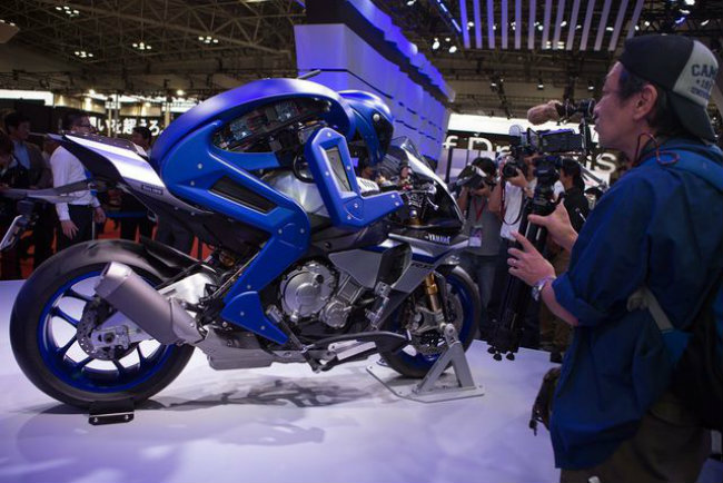 Tại triển lãm xe Tokyo Motor Show 2015, hãng xe Nhật Bản Yamaha đã "gây sốc" với du khách khi trình diện một loại robot hình nhân cầm lái một chiếc xe thể thao của hãng.