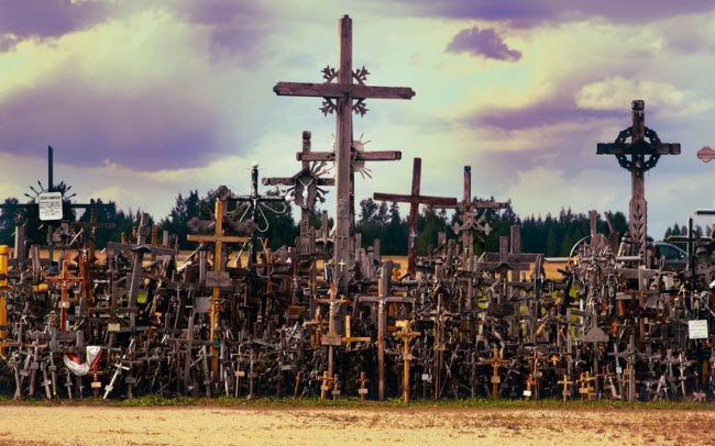Đồi Chữ thập là một địa điểm hành hương của người theo đạo Cơ đốc ở Litva có từ những năm 1830. Khu vực này được cho là bao gồm ít nhất 100.000 cây thánh giá lớn nhỏ khác nhau. Những người yếu bóng vía được khuyên không nên đến đây một mình vào ban đêm.