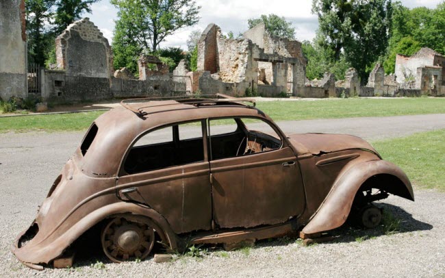 Thị trấn Oradour-sur-Glane ở Pháp đã trở thành phế tích và không có người sống, sau khi dân cư sống tại đây bị tàn sát bởi phát xít Đức chiến tranh thế giới thứ hai.