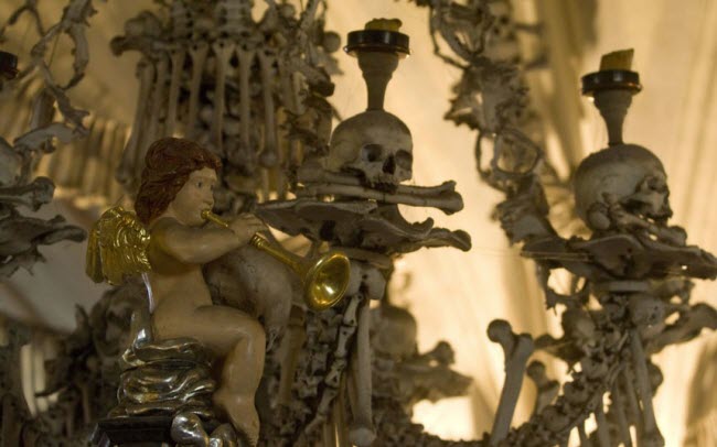 Nhà thờ Sedlec Ossuary ở CH Czech chứa hài cốt của hơn 70.000 nghìn người và thu hút khoảng 200.000 du khách mỗi năm. Hài cốt của những người đã chết được sử dụng để trang trí trong nhà thờ khiến du khác có cảm giác rợn rợn khi vào bên trong.