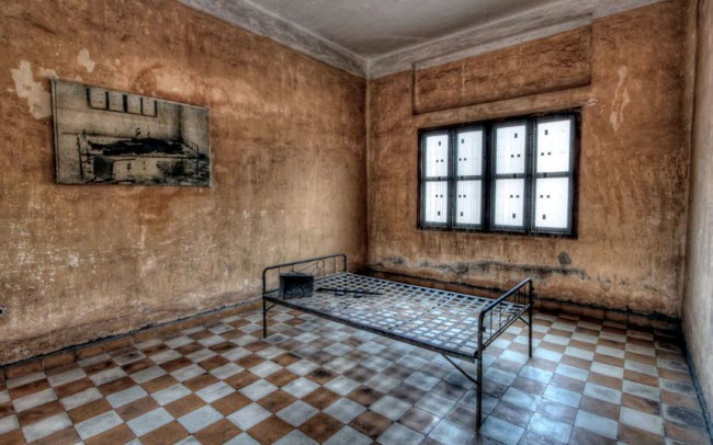 Bảo tàng Toul Sleng ở thủ đô Phnom Penh của Campuchia từng là một trường trung học trước khi được chuyển thành nhà tù khét tiếng dưới chế độ Khmer Đỏ. Hơn 20.000 người bị giam giữ, tra tấn và giết hại tại nhà tù này từ năm 1975 đến năm 1979. Hiện nay, khu vực này đã trở thành bảo tàng để du khách tham quan.