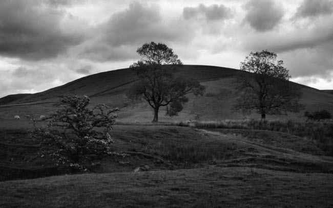 Đồi Pendle ở Lancashire, Anh, được cho là nơi ma ám khi hàng loạt cái chết bí ẩn xảy ra ở đây. Ngày nay, địa điển này là nơi hấp dẫn đối với những người thích săn ma quỷ và du khách vào dịp Hallowe’en.