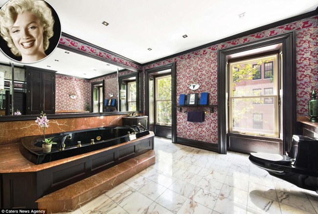 Phòng tắm của Marilyn trong căn hộ nhà vườn ở New York ấn tượng với bồn tắm lớn bằng cẩm thạch màu đen. Viền cửa, bồn rửa, sàn nhà, thang vào bồn tắm và các vật dụng khác cũng đều làm từ đá cẩm thạch. Tường phòng tắm được trang trí hoa văn tỉ mỉ, mang phong cách hoàng gia.