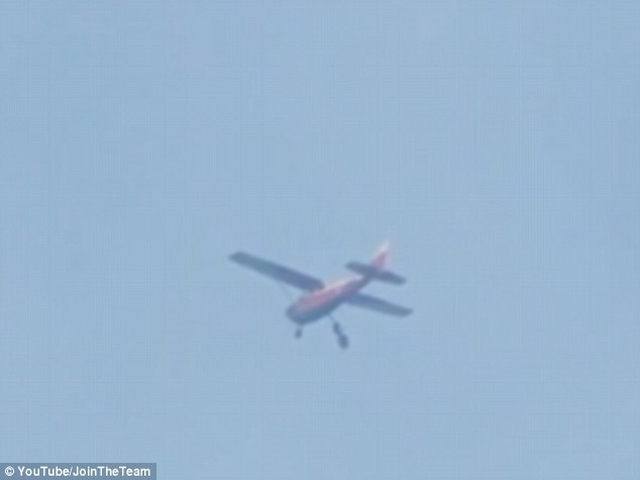 Video: Nhảy dù, mắc kẹt dưới máy bay suốt 30 phút - 1