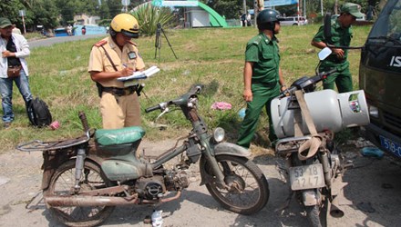 Có thể truy trách nhiệm hình sự khi xử lý xe “cà tàng” - 1