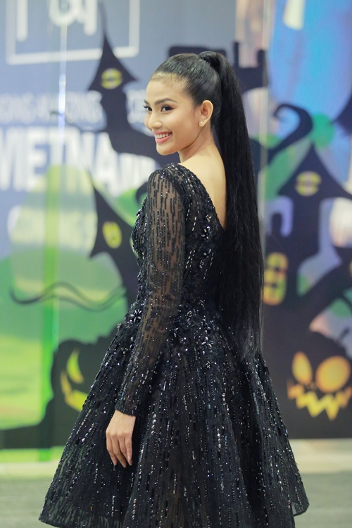 Trương Thị May diện đầm đen vẫn trẻ trung, nổi bật - 4