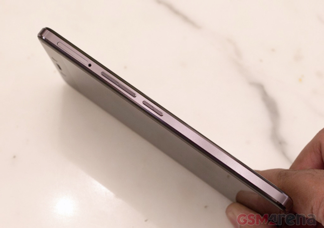 Camera của OnePlus X đạt độ phân giải 13 megapixel, camera trước hỗ trợ chụp ảnh độ phân giải 8 megapixel. Cảm biến camera sau của máy là cảm biến ISOCELL của Samsung với tốc độ lấy nét chỉ 0,2 giây trong khi khẩu độ đạt f/2.2.