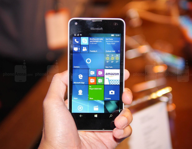 Ngoài hai mẫu smartphone cao cấp là Lumia 950 và Lumia 950 XL, hãng Microsoft còn tung ra một phiên bản giá rẻ khác là Lumia 550 tại sự kiện diễn ra ở New York hồi đầu tháng 10 này.