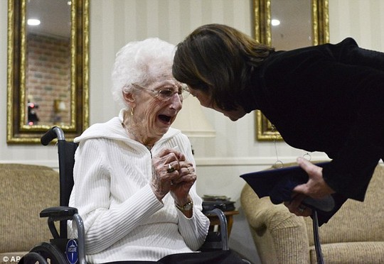 Mỹ: Cụ bà 97 tuổi bật khóc nhận bằng tốt nghiệp trung học - 1