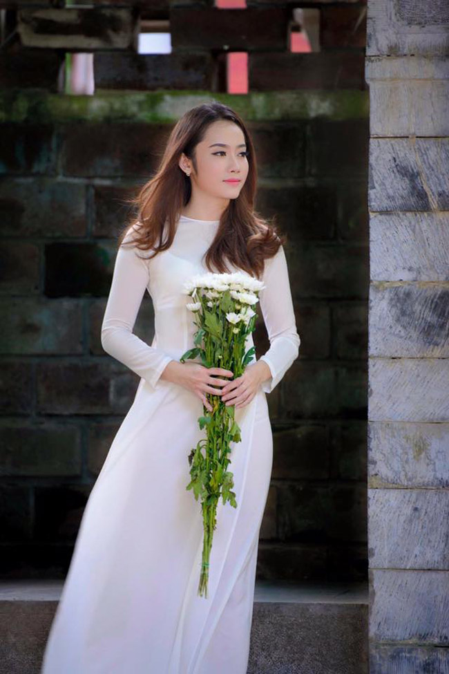 Ket Ke Son là một cô gái xinh đẹp, sở hữu gương mặt thanh tú với nhiều đường nét thanh thoát, sắc sảo