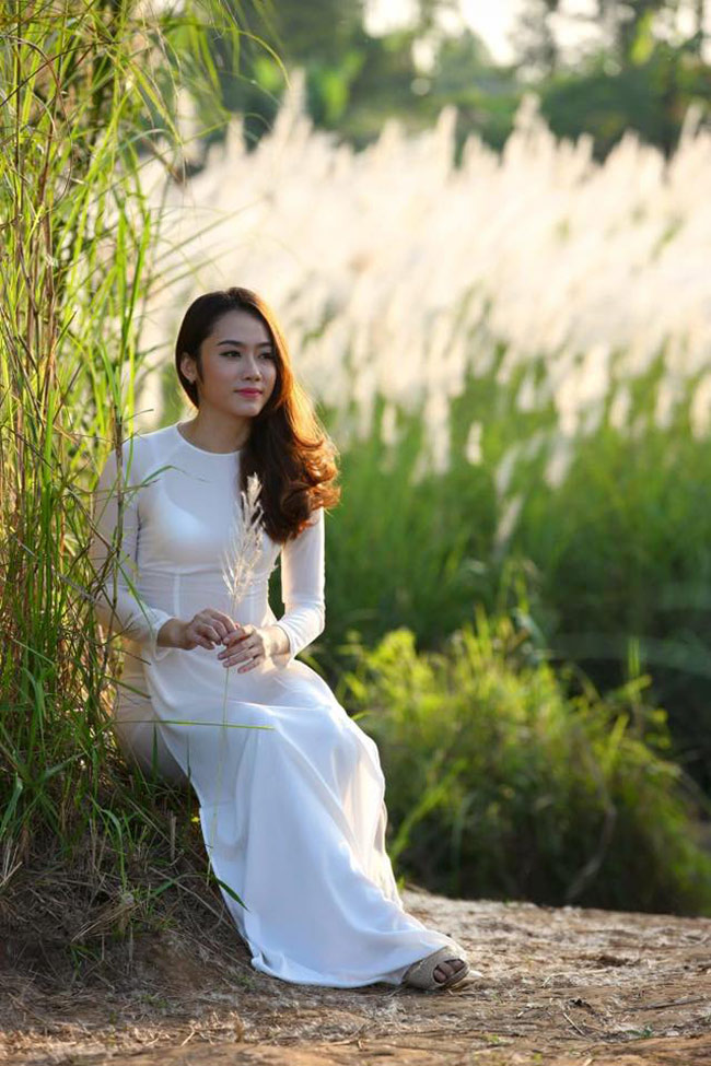Mới đây, Ket Ke Son vừa thực hiện một bộ ảnh với trang phục áo dài trắng tại bãi đá sông Hồng, ghi lại kỷ niệm những ngày tháng sống tại Việt Nam