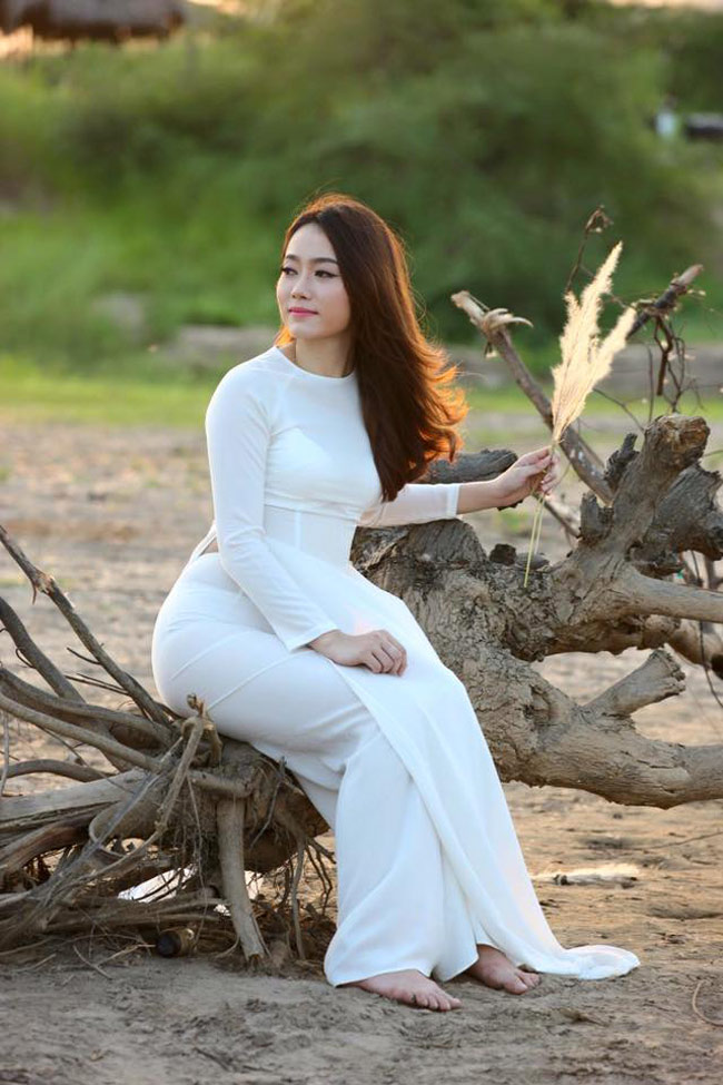 Trong tài áo dài trắng, Ket Ke Son trông dịu dàng như một thiếu nữ Việt. Cô đẹp ở mọi góc nhìn