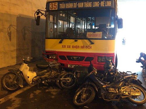 Hà Nội: Xe buýt húc đổ loạt xe máy dưới hầm Kim Liên - 1