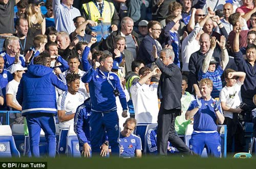 Chelsea sớm mở điểm, Mourinho vẫn mặt lạnh - 2