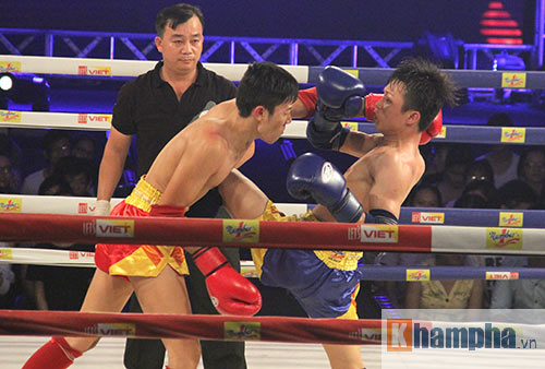 Muay Thái: Trúng seri đòn gối, võ sĩ ngã ngửa khỏi sàn đấu - 1