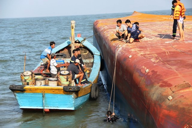 Toàn cảnh ngày đầu cứu hộ tàu hàng chìm ở Cần Giờ - 9