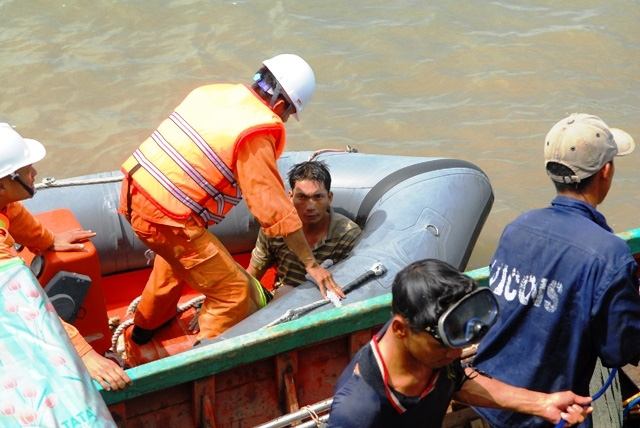 Toàn cảnh ngày đầu cứu hộ tàu hàng chìm ở Cần Giờ - 12