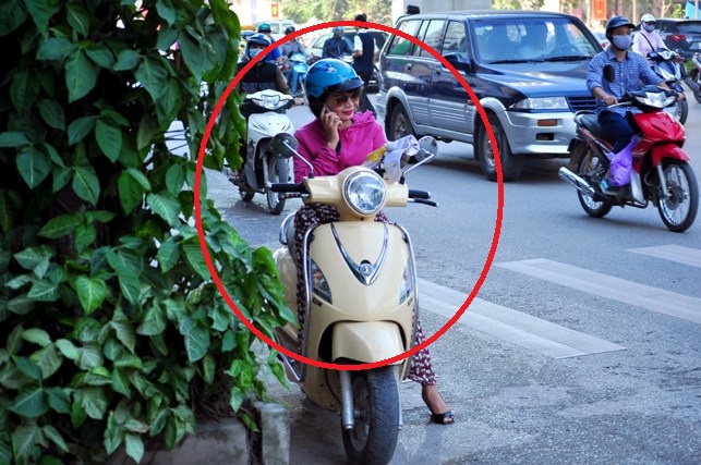 Theo chân “bóng hồng xa lộ” chỉ điểm giao thông ở HN - 4