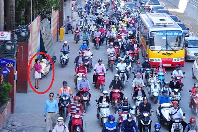 Theo chân “bóng hồng xa lộ” chỉ điểm giao thông ở HN - 5