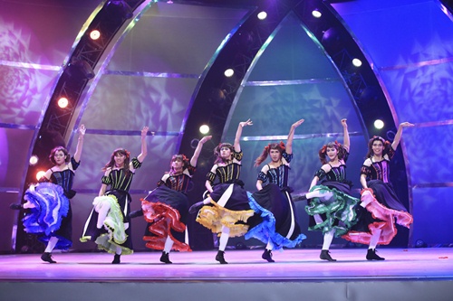 7 vũ công nam mặc váy gây sốt trên sân khấu - 1
