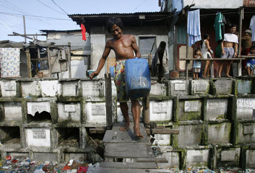 Ảnh: Người sống &#34;ăn ở&#34; cùng người chết ở Philippines - 12