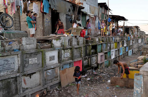 Ảnh: Người sống &#34;ăn ở&#34; cùng người chết ở Philippines - 6