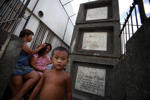 Ảnh: Người sống &#34;ăn ở&#34; cùng người chết ở Philippines - 7