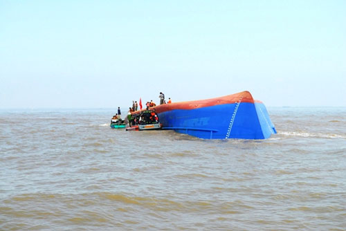 Toàn cảnh ngày thứ 2 cứu nạn tàu lật ở Cần Giờ - 1