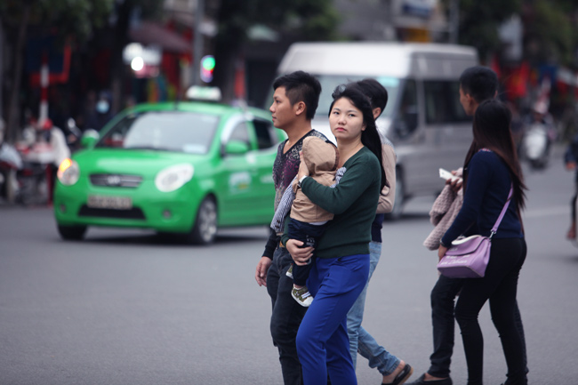 Ảnh: Người Hà Nội thu mình trong áo ấm ngày đầu đông - 9