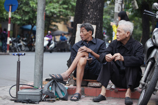 Ảnh: Người Hà Nội thu mình trong áo ấm ngày đầu đông - 11