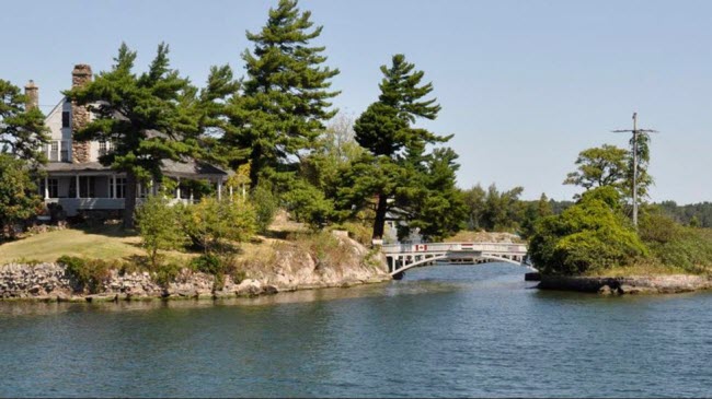 Cầu đảo Zavikon là cây cầu biên giới ngắn nhất thế giới (10m), nối Canada và Mỹ.