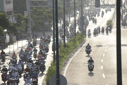 Nghịch cảnh: Làn xe máy chen nhau, làn ô tô trống trải - 4