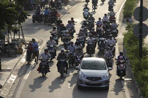 Nghịch cảnh: Làn xe máy chen nhau, làn ô tô trống trải - 6