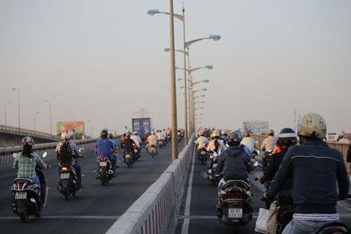 Nghịch cảnh: Làn xe máy chen nhau, làn ô tô trống trải - 8