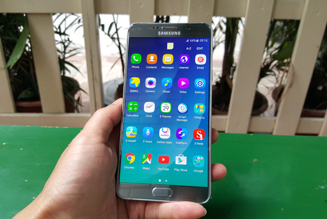Hãng Samsung vừa chính thức bổ sung một phiên bản màu bạc Titanium dành cho chiếc Galaxy Note 5 với thông số kỹ thuật và mức giá không đổi. Trước đó, siêu phẩm này cũng đã có sẵn với hai màu là đen Sapphire và vàng ánh kim.