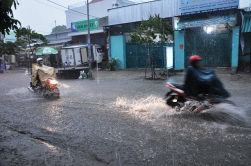 Người Sài Gòn đội mưa lớn, lội nước ngập giờ tan tầm - 1