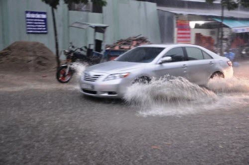 Người Sài Gòn đội mưa lớn, lội nước ngập giờ tan tầm - 2