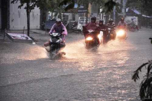 Người Sài Gòn đội mưa lớn, lội nước ngập giờ tan tầm - 4