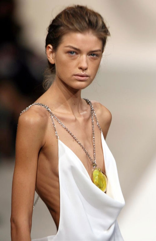 Những góc khuất chưa có hồi kết trong làng "chân dài" - 2