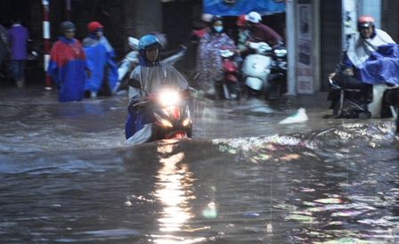 Ảnh: Mưa lớn, Sài Gòn lại ngập trong &#34;biển nước&#34; - 1